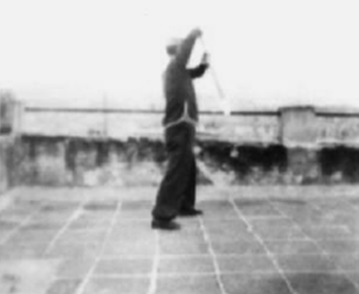 Posture 75 : l’arme ramenée à l’arrière après la révolution, deuxième porte — planche de l’édition de 1958