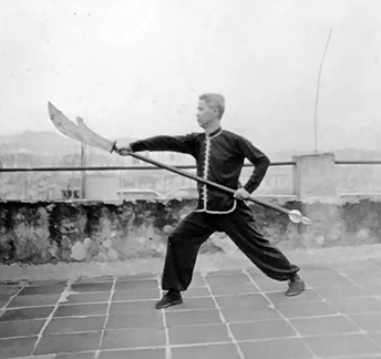 Posture 5 : retourné vers le nord en pas de la montée à droite, la hallebarde s’abat — planche de l’édition de 1958