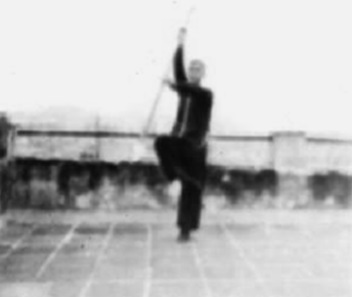 Posture 76 : l’arme haute, en équilibre sur une jambe — planche de l’édition de 1958