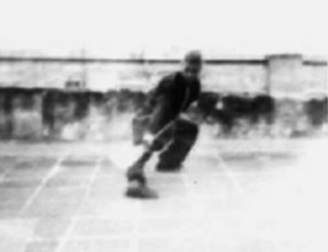 Posture 77 : le saut en avant jambes jetées, la hallebarde abattue — planche de l’édition de 1958