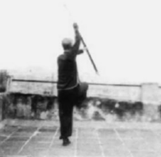 Posture 84 : l’arme haute, en équilibre sur une jambe, troisième porte — planche de l’édition de 1958
