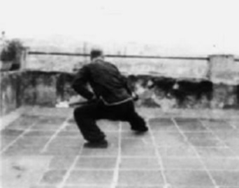 Posture 85 : le saut en avant jambes jetées, troisième porte — planche de l’édition de 1958