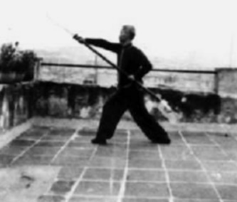 Posture 90 : l’arme fendant après le pas de la montée, quatrième porte — planche de l’édition de 1958