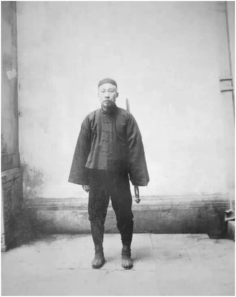 Photographie de la posture 1, Posture d&rsquo;ouverture, Taiji jian de Chen Weiming, 1928