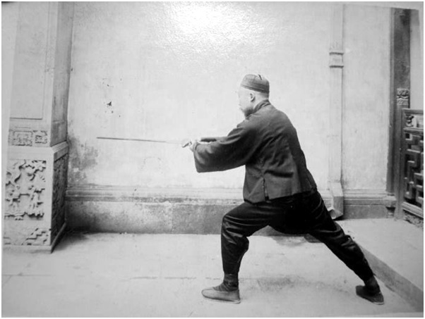 Photographie de la posture 8, L&rsquo;hirondelle entre dans son nid, Taiji jian de Chen Weiming, 1928