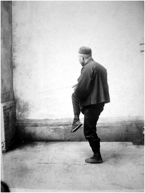 Photographie de la posture 9, Le chat agile attrape la souris, Taiji jian de Chen Weiming, 1928