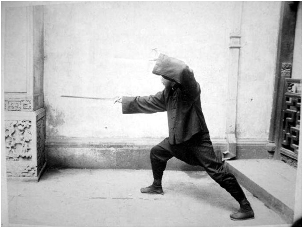 Photographie de la posture 10, La libellule effleure l&rsquo;eau, Taiji jian de Chen Weiming, 1928