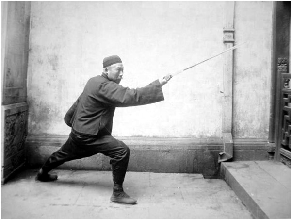 Photographie de la posture 12, Le phénix déploie ses deux ailes, Taiji jian de Chen Weiming, 1928
