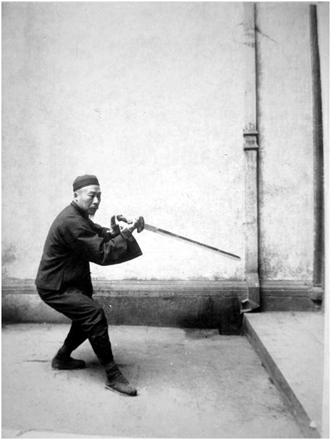 Photographie de la posture 15, Le tourbillon de droite & l&rsquo;attente du poisson, Taiji jian de Chen Weiming, 1928