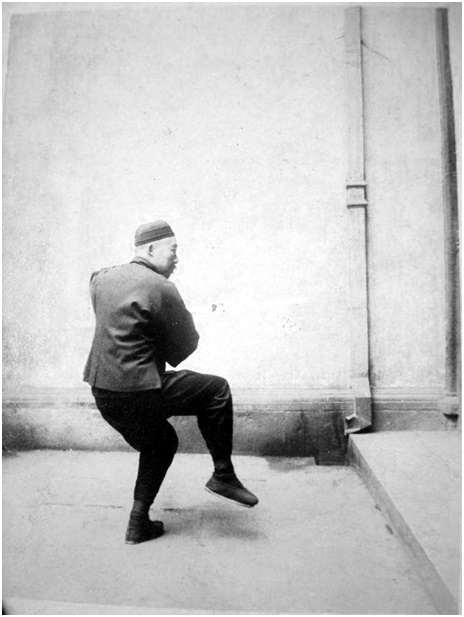 Photographie de la posture 18, Embrasser la lune, Taiji jian de Chen Weiming, 1928