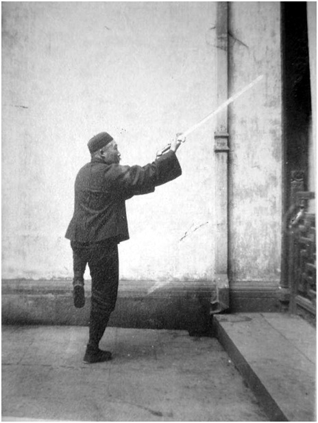 Photographie de la posture 19, L&rsquo;oiseau regagne la forêt pour la nuit, Taiji jian de Chen Weiming, 1928