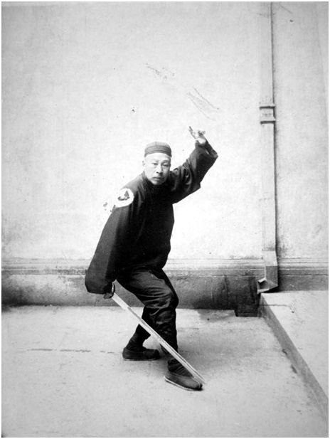 Photographie de la posture 20, Le dragon noir balance sa queue, Taiji jian de Chen Weiming, 1928