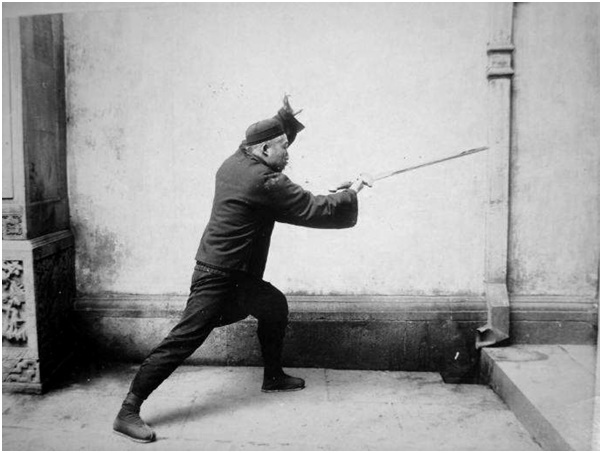 Photographie de la posture 21, Le vent roule les feuilles de lotus, Taiji jian de Chen Weiming, 1928