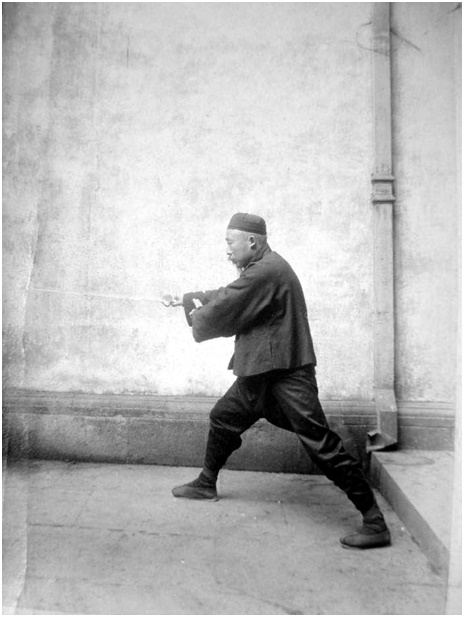 Photographie de la posture 22, Le lion secoue la tête, Taiji jian de Chen Weiming, 1928