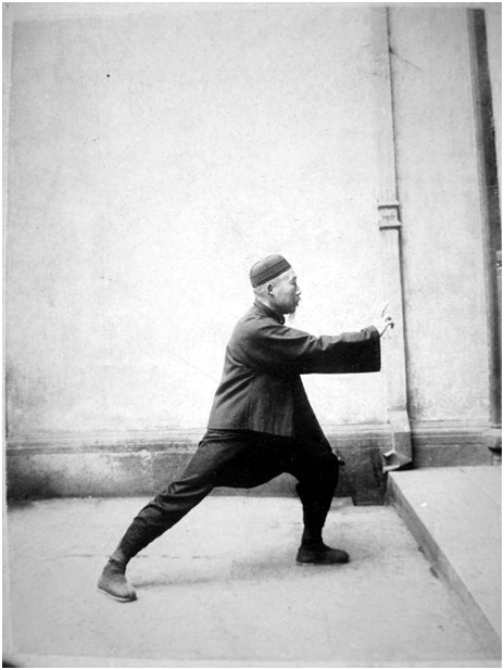Photographie de la posture 2, Trois anneaux autour de la lune, Taiji jian de Chen Weiming, 1928