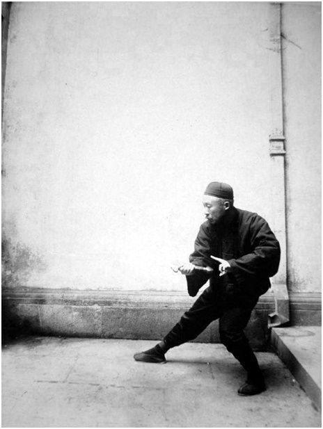 Photographie de la posture 22 (suite), Le lion secoue la tête, Taiji jian de Chen Weiming, 1928