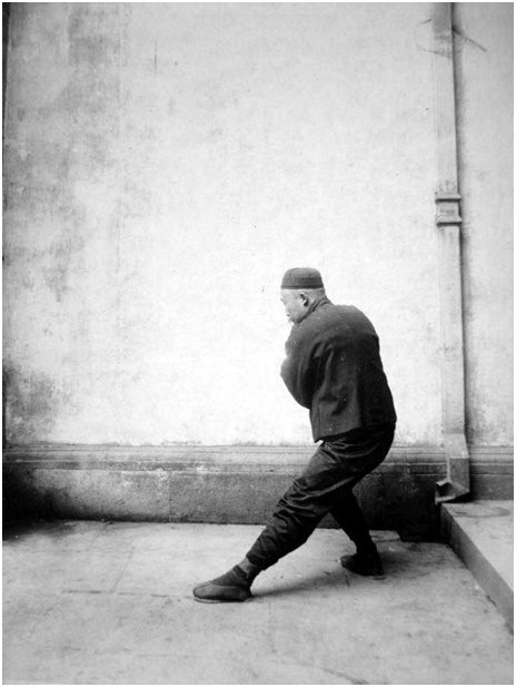Photographie de la posture 22 (fin), Le lion secoue la tête, Taiji jian de Chen Weiming, 1928