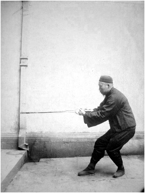 Photographie de la posture 23, Le tigre cache sa tête, Taiji jian de Chen Weiming, 1928