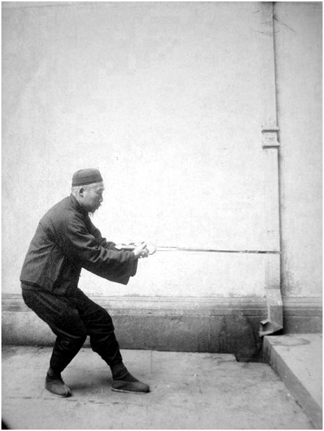 Photographie de la posture 25, Se retourner, retenir le cheval, Taiji jian de Chen Weiming, 1928
