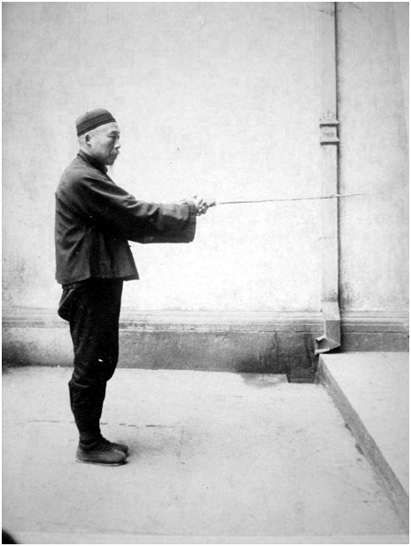 Photographie de la posture 26, Avancer en pointant comme une aiguille de boussole, Taiji jian de Chen Weiming, 1928