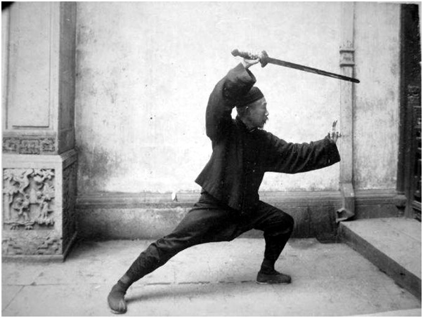 Photographie de la posture 28, Suivre le courant pour pousser la barque, Taiji jian de Chen Weiming, 1928