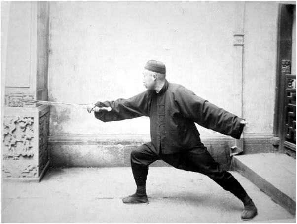 Photographie de la posture 29, L&rsquo;étoile filante chasse la lune, Taiji jian de Chen Weiming, 1928