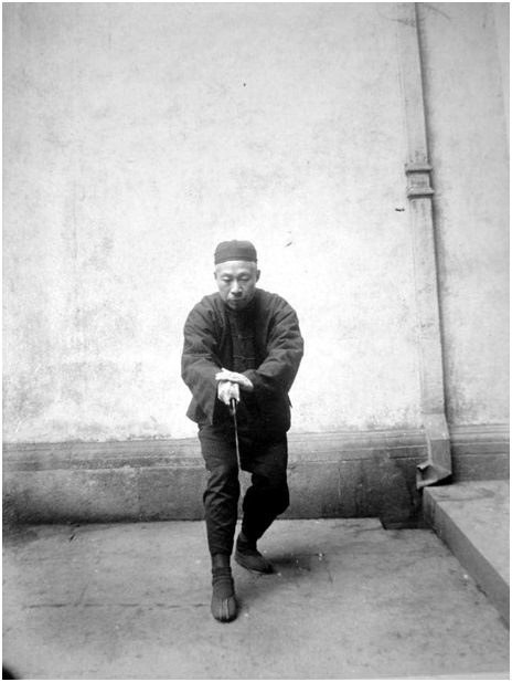 Photographie de la posture 30, Le cheval céleste vole dans les airs, Taiji jian de Chen Weiming, 1928