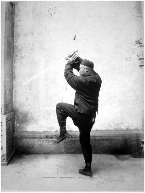 Photographie de la posture 31, Soulever le rideau, Taiji jian de Chen Weiming, 1928
