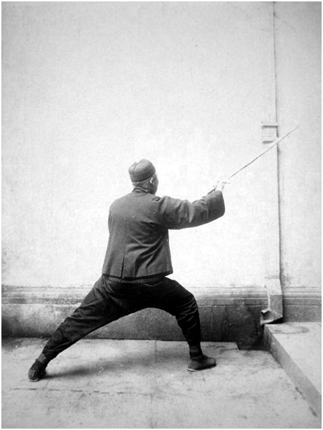 Photographie de la posture 33, Le rokh déploie une aile, Taiji jian de Chen Weiming, 1928