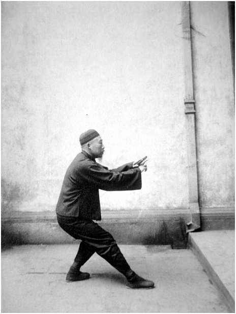 Photographie de la posture 2 (suite), Trois anneaux autour de la lune, Taiji jian de Chen Weiming, 1928