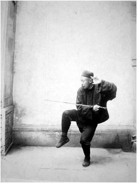 Photographie de la posture 35, Embrasser la lune (direction opposée), Taiji jian de Chen Weiming, 1928