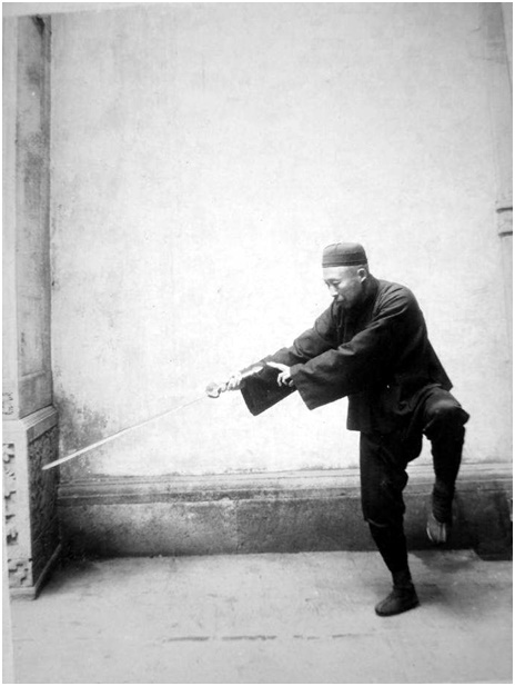 Photographie de la posture 36, Le démon des nuits s&rsquo;explore la mer, Taiji jian de Chen Weiming, 1928