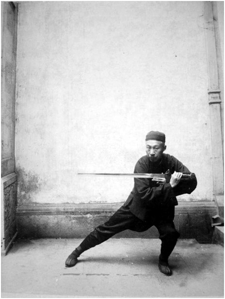 Photographie de la posture 37, Le rhinocéros regarde la lune, Taiji jian de Chen Weiming, 1928