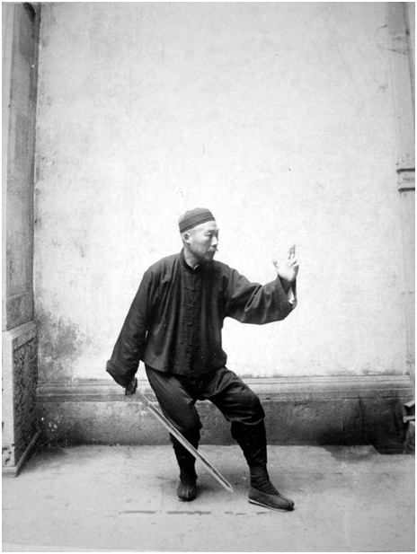 Photographie de la posture 38, Tirer l&rsquo;oie, Taiji jian de Chen Weiming, 1928