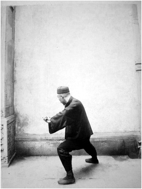 Photographie de la posture 41, Parade enjambante (première phase), Taiji jian de Chen Weiming, 1928