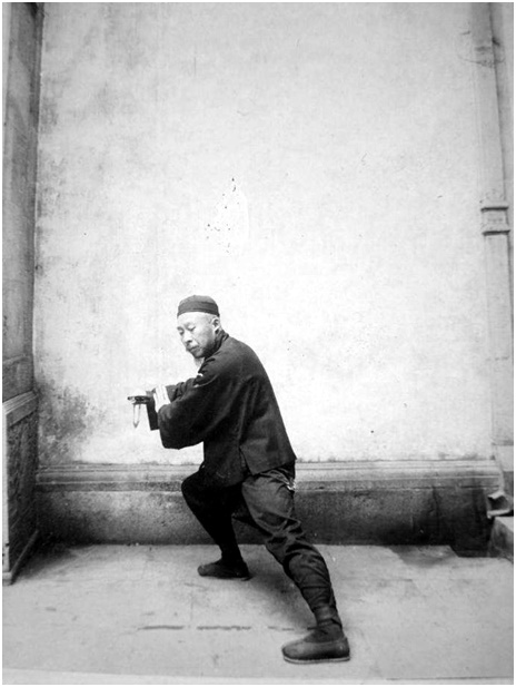 Photographie de la posture 41, Parade enjambante (seconde phase), Taiji jian de Chen Weiming, 1928