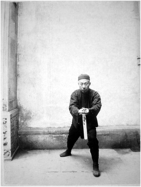 Photographie de la posture 45, La vierge pousse la navette & le tigre blanc remue la queue, Taiji jian de Chen Weiming, 1928
