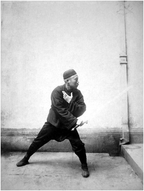 Photographie de la posture 49, Le dragon noir s&rsquo;enroule autour de la colonne, Taiji jian de Chen Weiming, 1928