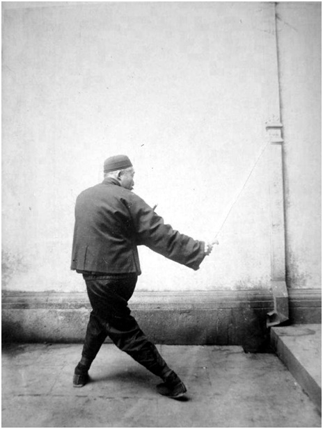 Photographie de la posture 49 (suite), Le dragon noir s&rsquo;enroule autour de la colonne, Taiji jian de Chen Weiming, 1928