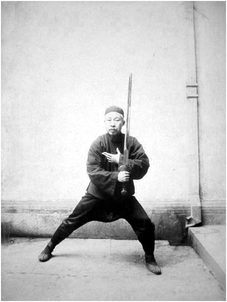 Photographie de la posture 50, L&rsquo;immortel montre le chemin, Taiji jian de Chen Weiming, 1928
