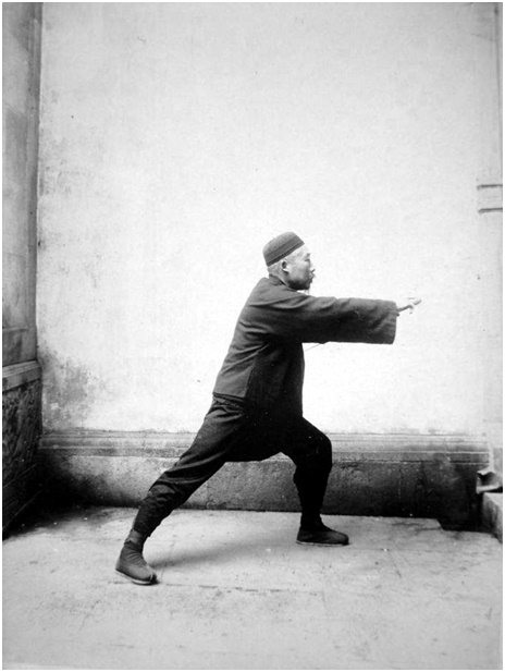 Photographie de la posture 2 (fin), Trois anneaux autour de la lune, Taiji jian de Chen Weiming, 1928