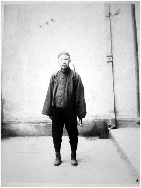 Photographie de la posture 54, Embrasser l&rsquo;épée et revenir à la position d&rsquo;origine, Taiji jian de Chen Weiming, 1928