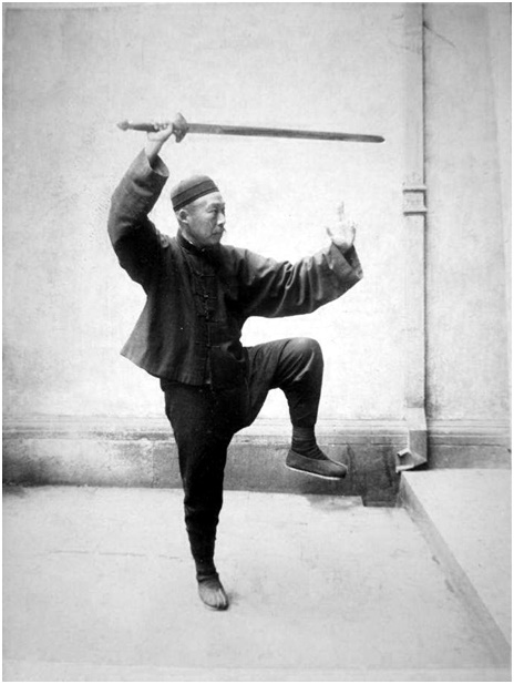 Photographie de la posture 3, Grande posture de Kuixing, Taiji jian de Chen Weiming, 1928