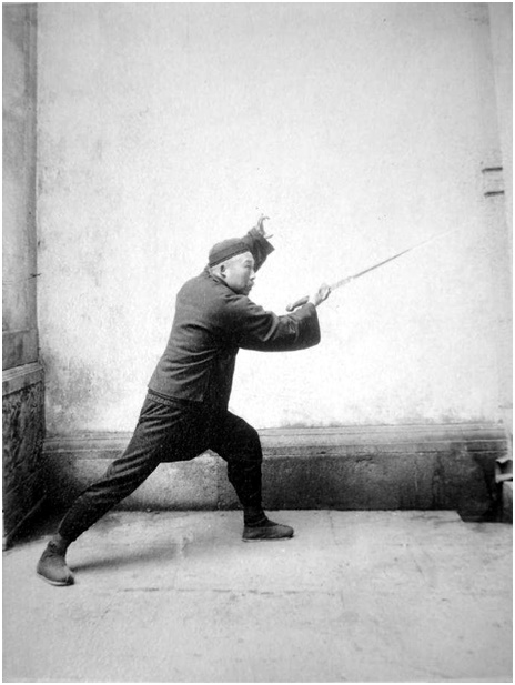 Photographie de la posture 4, L&rsquo;hirondelle écope l&rsquo;eau, Taiji jian de Chen Weiming, 1928