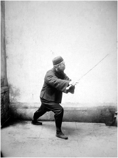 Photographie de la posture 5, Balayage de parade à droite, Taiji jian de Chen Weiming, 1928