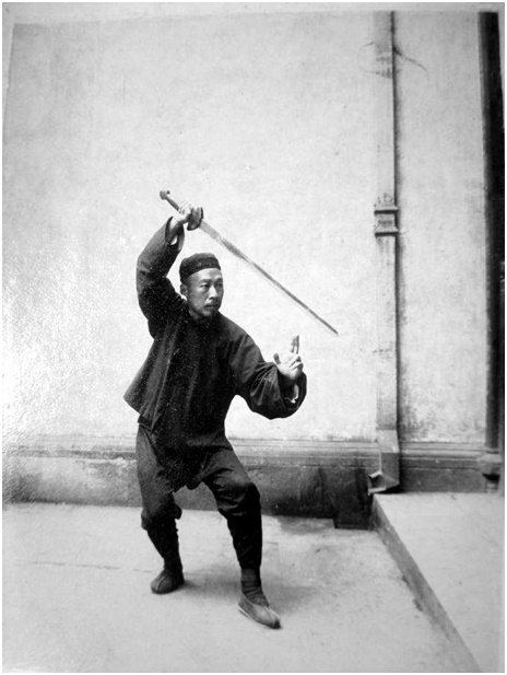 Photographie de la posture 7, Petite posture de Kuixing, Taiji jian de Chen Weiming, 1928