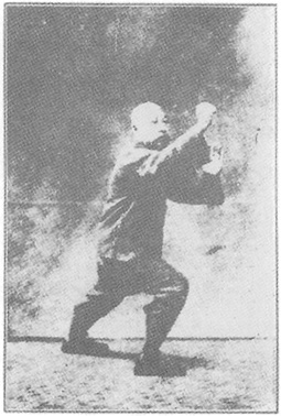 Planche de l&rsquo;édition de 1933 : Chen Weiming, figure 251 — « monter d&rsquo;un pas : écarter, barrer, frapper du poing », en pivotant