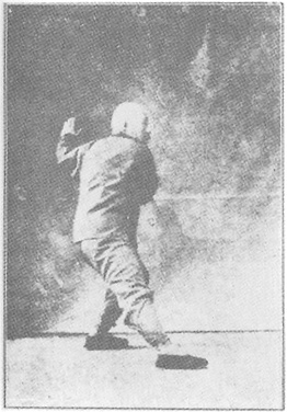 Planche de l&rsquo;édition de 1933 : Chen Weiming, figure 252 — « monter d&rsquo;un pas : écarter, barrer, frapper du poing », en pivotant