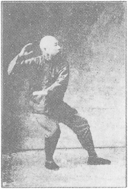 Planche de l&rsquo;édition de 1933 : Chen Weiming, figure 18 — « frôler le genou, pas tordu », en revenant vers l&rsquo;avant