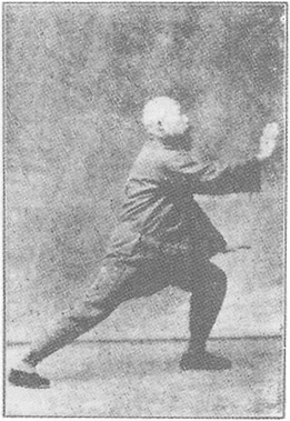 Planche de l&rsquo;édition de 1933 : Chen Weiming, figure 19 — « frôler le genou gauche, pas tordu »
